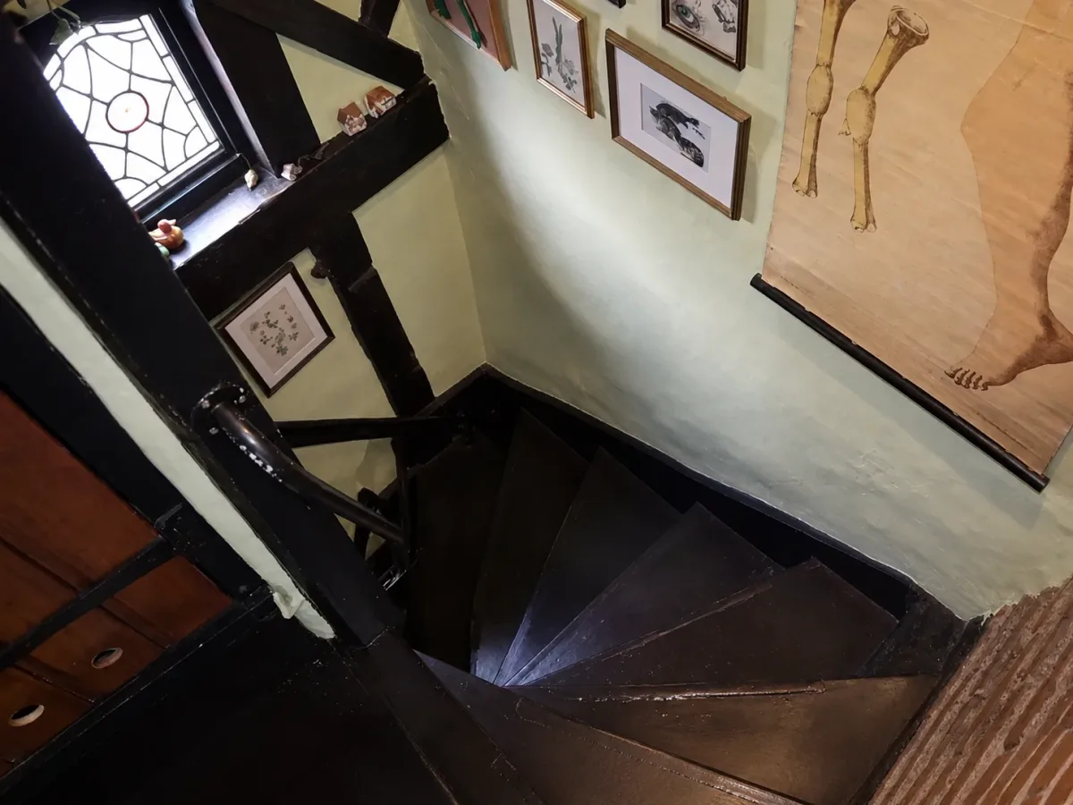 She Bought And Renovated A 700 Year Old English Cottage in Her 20s — And It's Absolutely Amazing Inside!