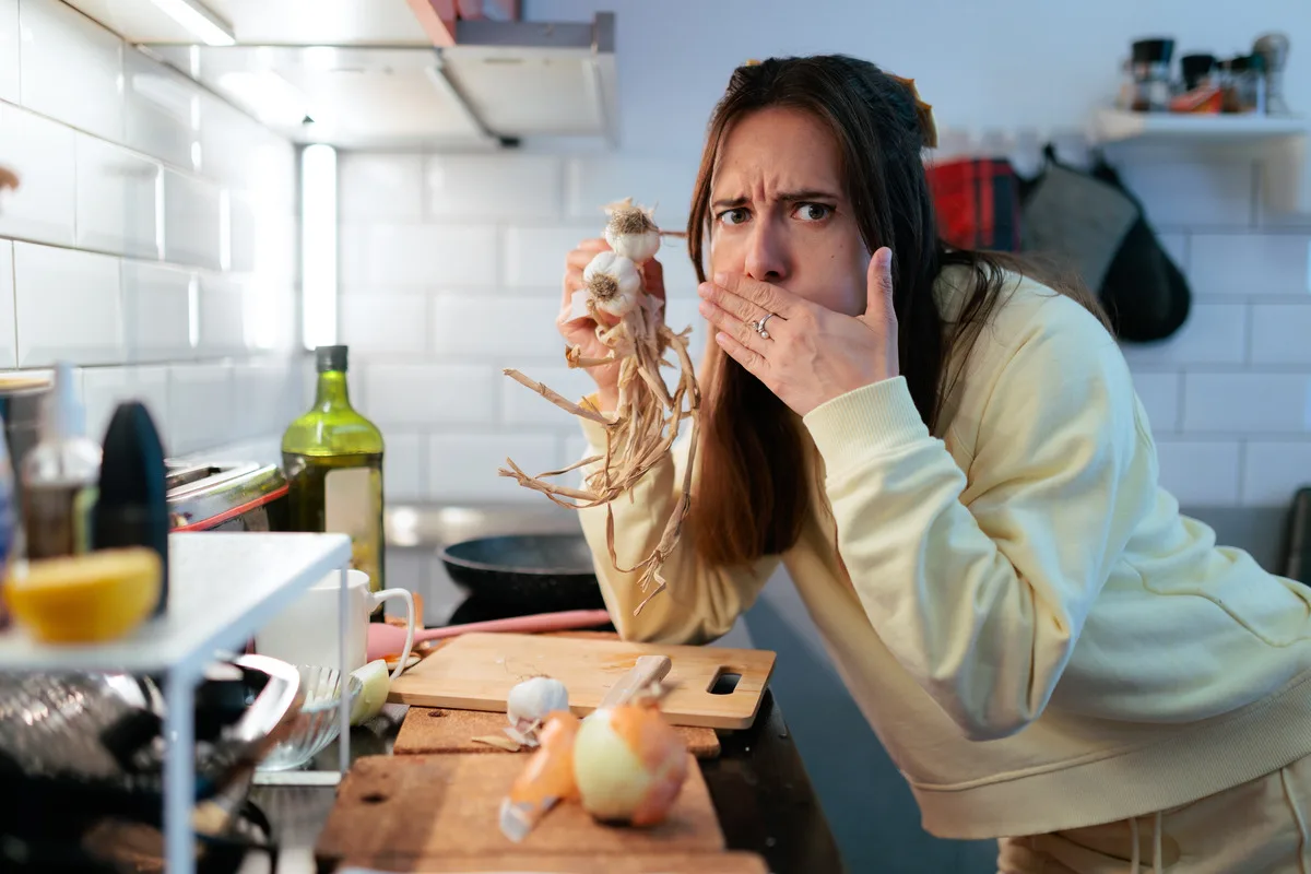 Garlic breath can last almost a day: researchers found an apple can help