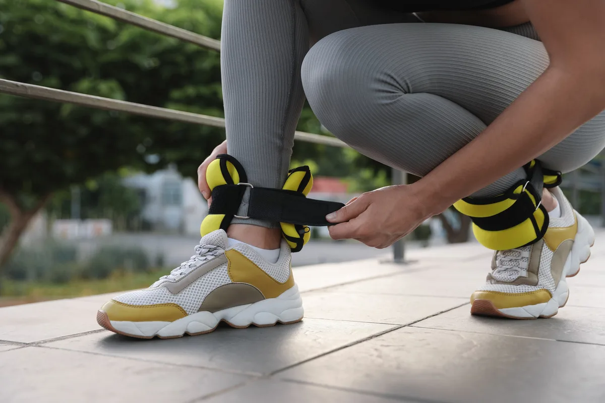 Ankle weights on the daily walk: physiotherapists see the extra effort, and what it can cost your knees