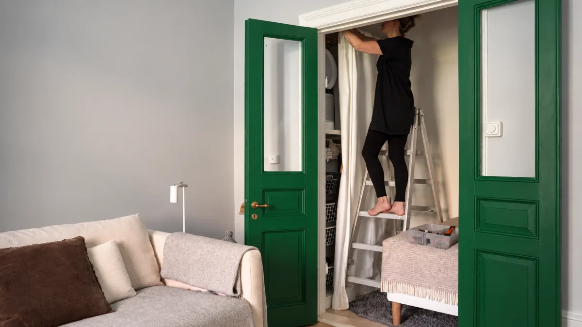 Waarom deze vrouw op haar 61e in een kast slaapt — neem een kijkje in haar controversiële slaapkamer
