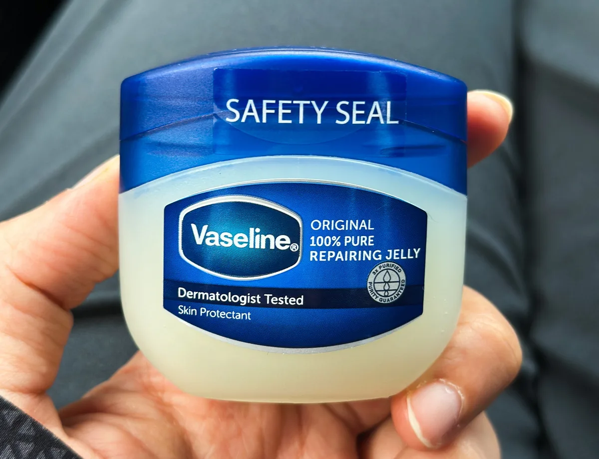 Waarom dermatologen bij een droge huid en toch teruggrijpen naar gewone vaseline