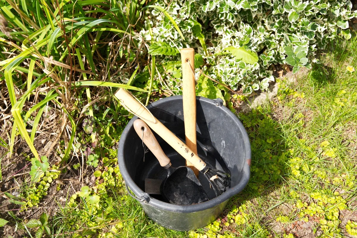 Met deze simpele truc bescherm je je tuingereedschap tegen roest in de winter