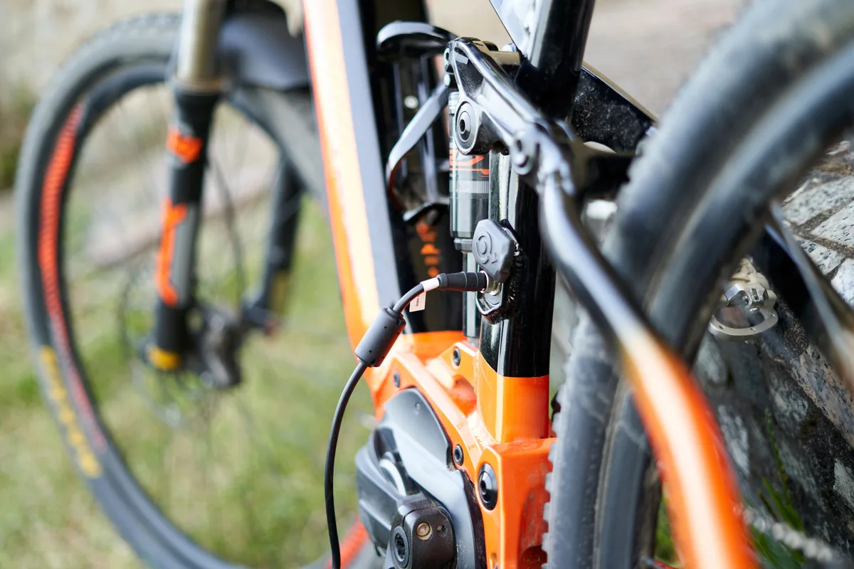 The most expensive part of your e-bike hates the cold: the charging mistake that can cause a fire