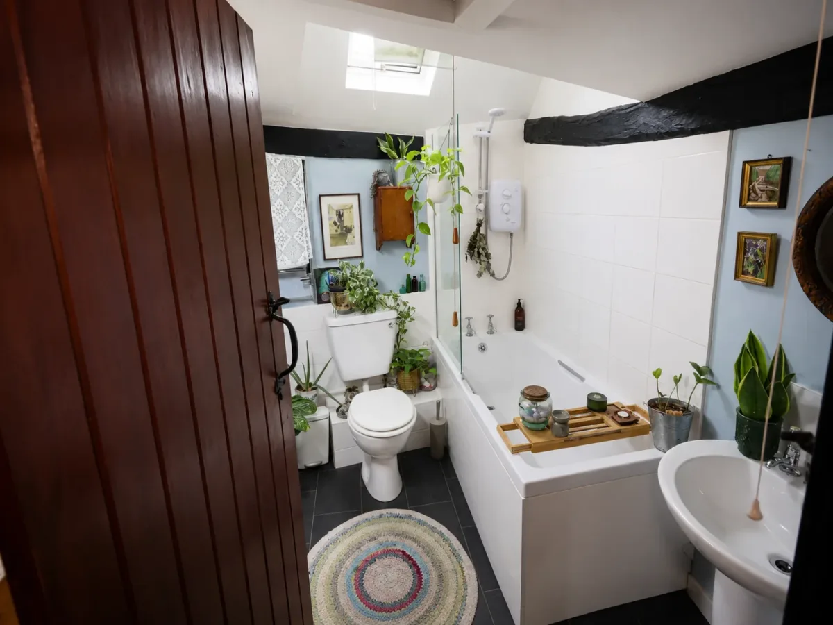 She Bought And Renovated A 700 Year Old English Cottage in Her 20s — And It's Absolutely Amazing Inside!
