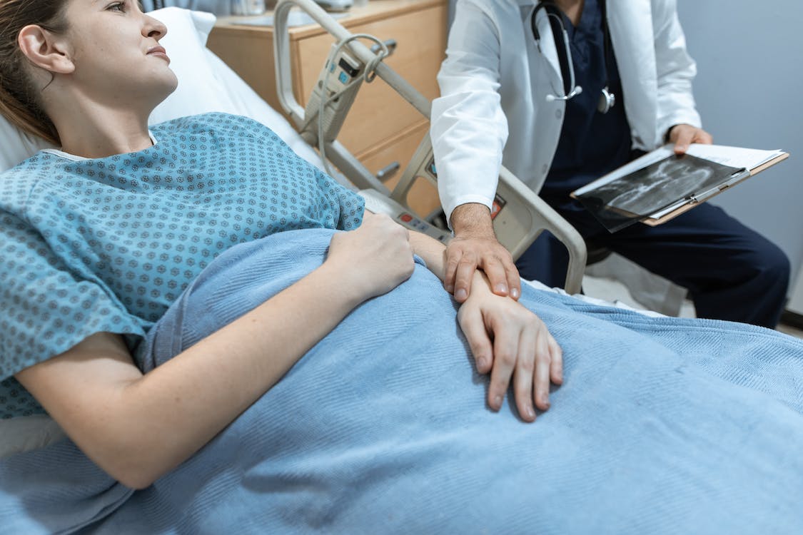 3 εβδομάδες μετά τη γέννηση των διδύμων, η μαμά αισθάνθηκε αδιαθεσία - όταν ο γιατρός βλέπει τον υπέρηχο, λέει: "Λυπάμαι"