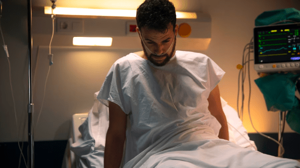 Μετά από μισή δεκαετία σε κώμα, ο άνδρας ξυπνάει για να ακούσει τον γιατρό να λέει: "Λυπάμαι""