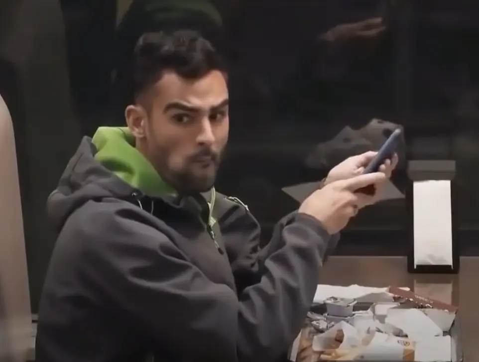 Έφηβοι που εκφοβίζουν αγόρι στο Burger King, δεν παρατηρούν τον άνθρωπο στον πάγκο