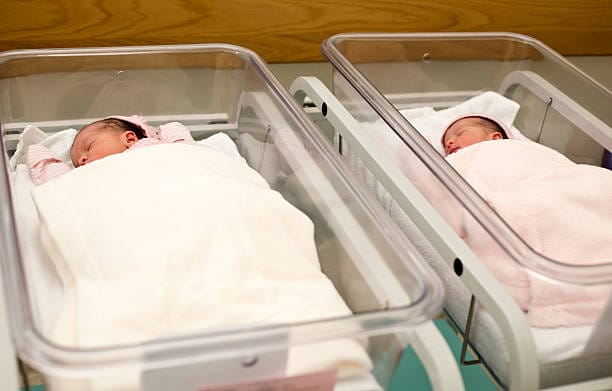 3 εβδομάδες μετά τη γέννηση των διδύμων, η μαμά αισθάνθηκε αδιαθεσία - όταν ο γιατρός βλέπει τον υπέρηχο, λέει: "Λυπάμαι"