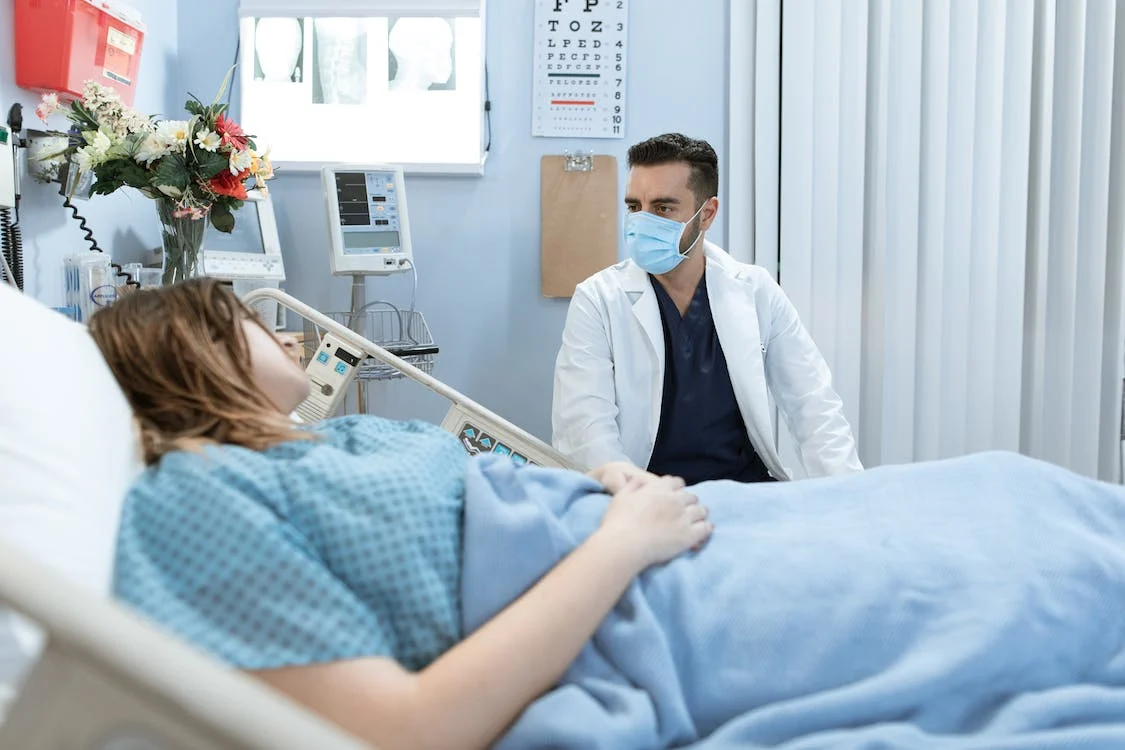 3 εβδομάδες μετά τη γέννηση των διδύμων, η μαμά αισθάνθηκε αδιαθεσία - όταν ο γιατρός βλέπει τον υπέρηχο, λέει: "Λυπάμαι"