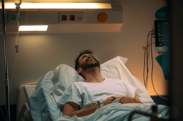 Μετά από μισή δεκαετία σε κώμα, ο άνδρας ξυπνάει για να ακούσει τον γιατρό να λέει: "Λυπάμαι""