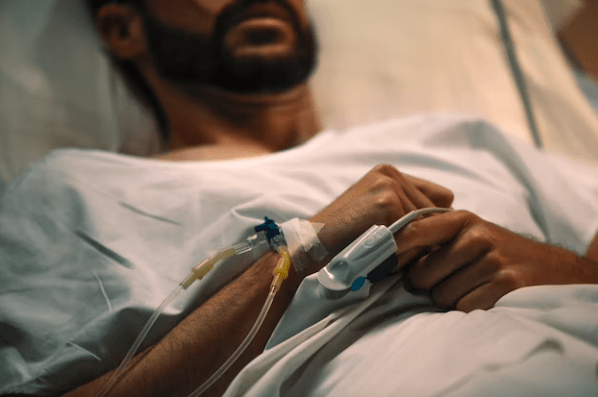 Μετά από μισή δεκαετία σε κώμα, ο άνδρας ξυπνάει για να ακούσει τον γιατρό να λέει: "Λυπάμαι""