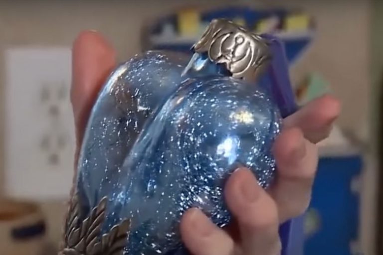 Une mère tombe à genoux en état de choc après avoir acheté cette décoration dans une boutique d'articles d'occasion.