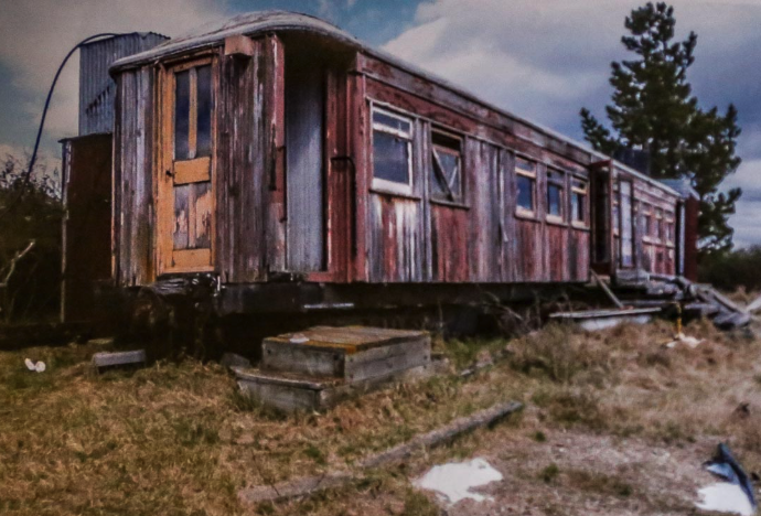 Une femme âgée vit depuis des décennies dans un vieux wagon de train - ais attendez de voir l'intérieur !