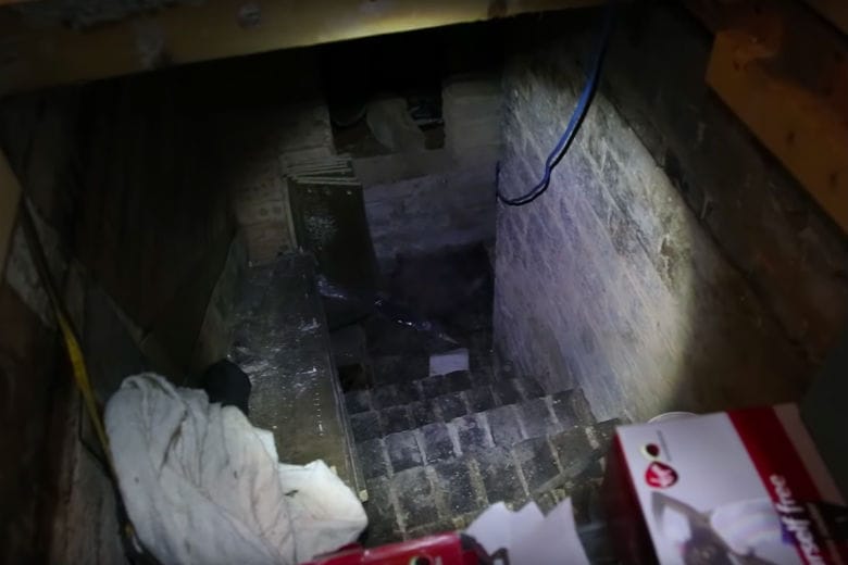 Un homme découvre une trappe secrète dans sa maison : ce qu’il a trouvé vous surprendra !