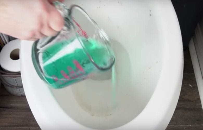 Versez du bain de bouche dans les toilettes et émerveillez-vous du résultat