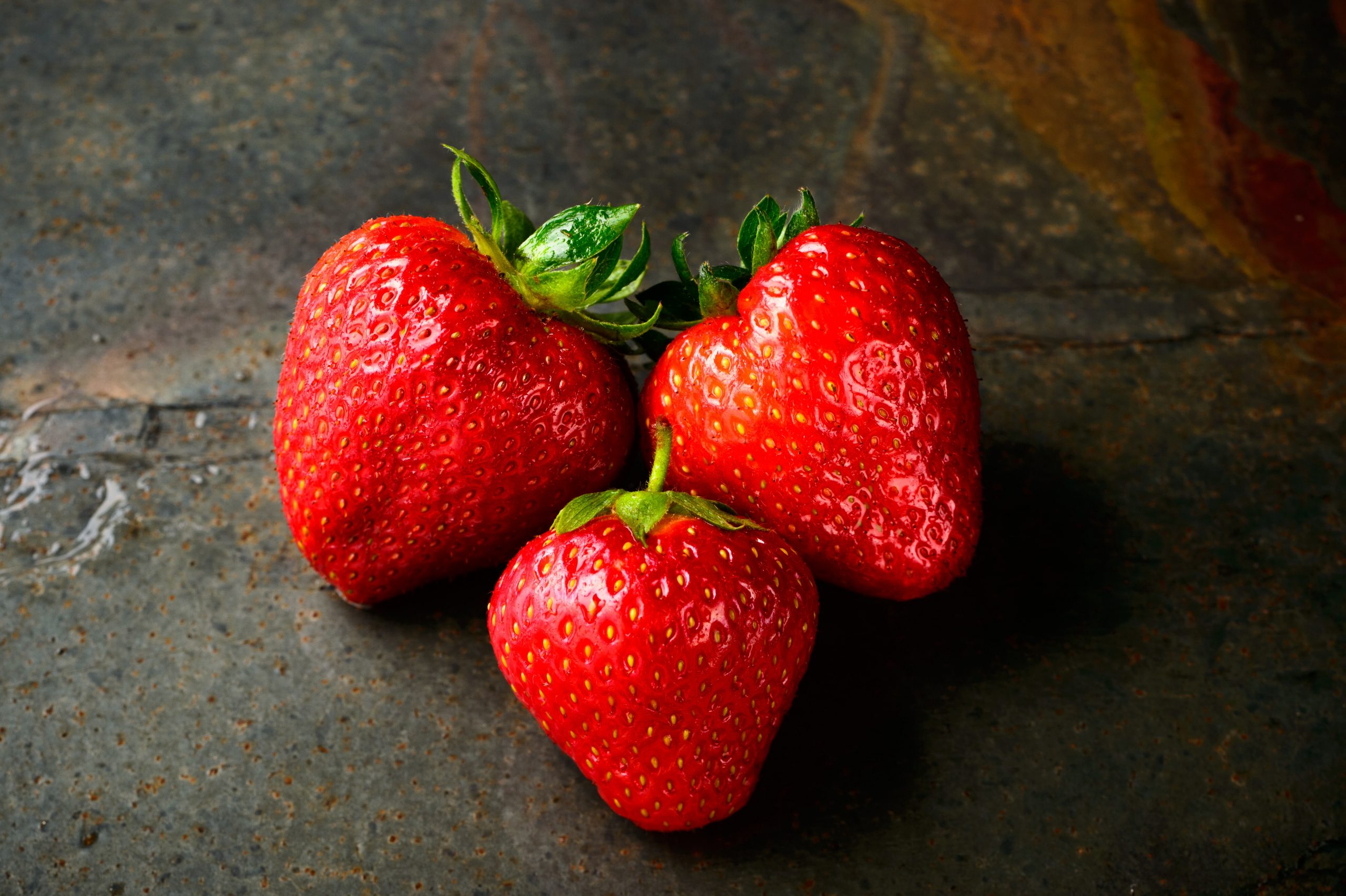 Dégoûtant : après avoir vu cette vidéo, vous ne pourrez jamais manger une fraise sans la laver