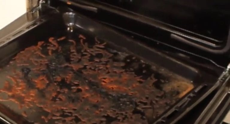 Nettoyer une plaque de cuisson sale est très facile si vous utilisez cet ingrédient simple !