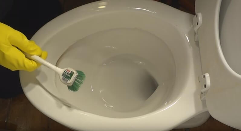 Bah, des dépôts noirs dans les toilettes ! Débarrassez-vous-en facilement, sans avoir à frotter fort