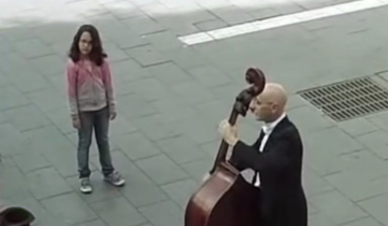 Ce musicien de rue était ignoré de tous, mais une petite fille a tout changé