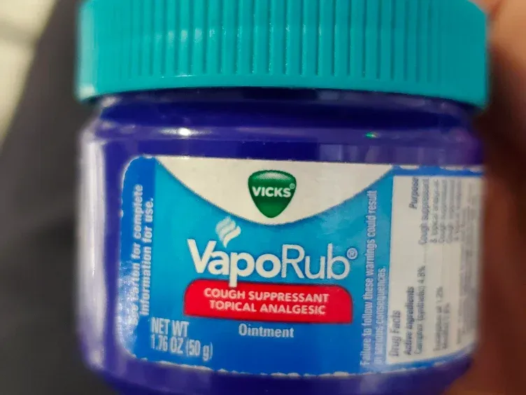 Vous n'en reviendrez pas de ce que le vaporub peut faire - 33 astuces époustouflantes révélées !