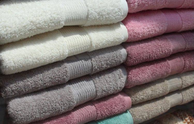 Est-ce que vos serviettes sont rêches et grattent après les avoir lavées ? CETTE astuce vous permettra de les rendre douces et duveteuses !