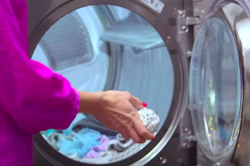 Wow: mettez une boule d’aluminium dans le sèche-linge! C’est fantastique!