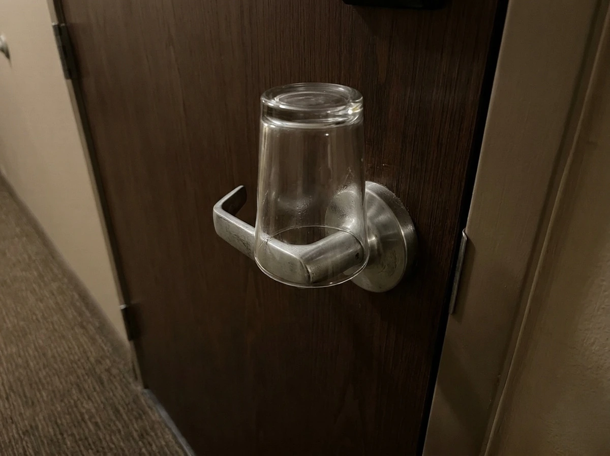 Les voyageurs experts utilisent des tasses sur les poignées de porte des hôtels avant de se coucher - La raison est étonnamment intelligente