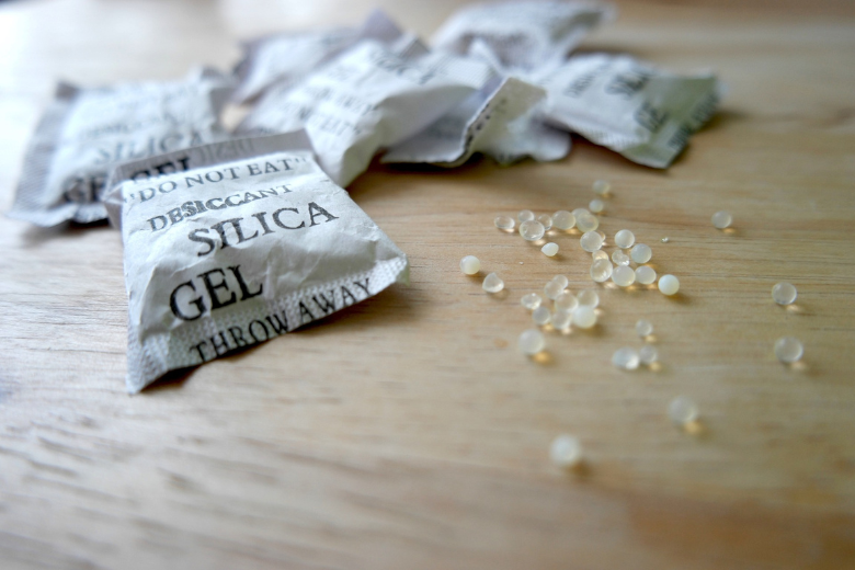 Gel de silice : Découvrez la surprenante utilité de ces sachets blancs
