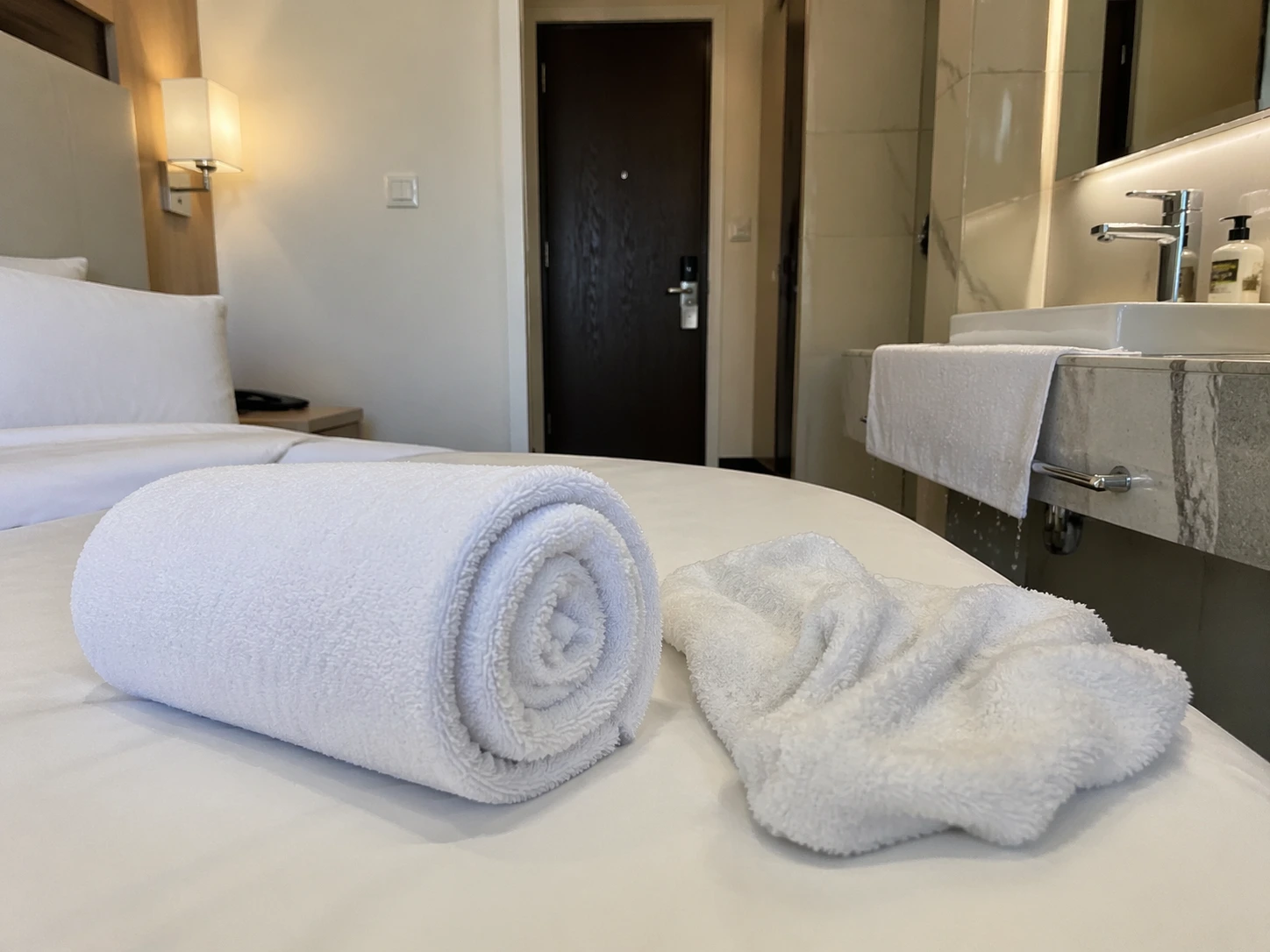 Mettez toujours une serviette sous la porte de votre chambre d'hôtel. Voici pourquoi.