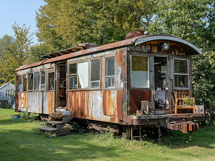 Cet homme âgé vit dans un wagon de train abandonné – mais attendez de voir l'intérieur