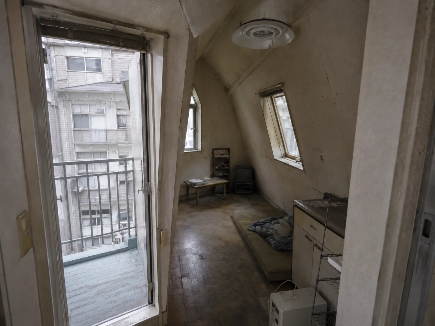 Un étudiant vit dans l'appartement le plus petit du Japon, 300 dollars par mois, et nous n'avons jamais rien vu de tel !