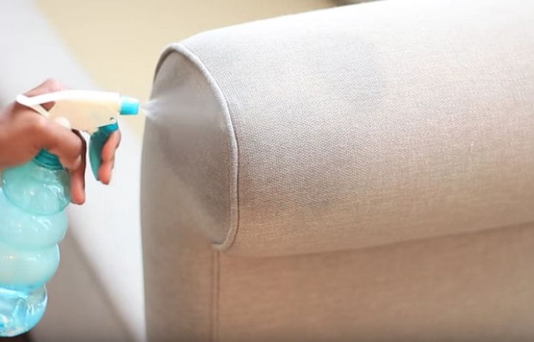 Cette femme nettoie son sofa avec des comprimés pour nettoyer les dentiers et voici le résultat