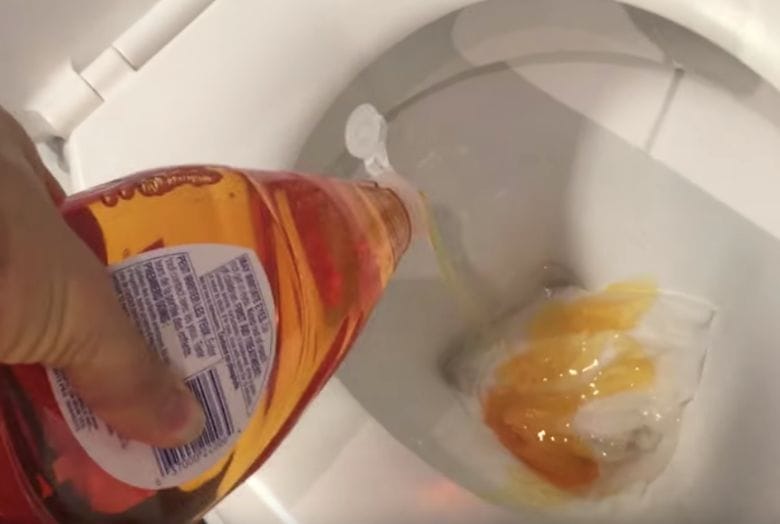 Voici une excellente raison de mettre du liquide vaisselle dans vos toilettes !