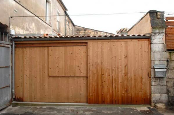 Vous pensez que c'est un garage ordinaire, jusqu'à ce que vous voyiez l'intérieur !