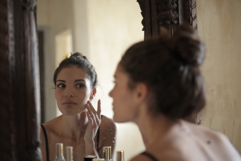 Voici pourquoi vous devriez mettre du thé vert sur votre visage