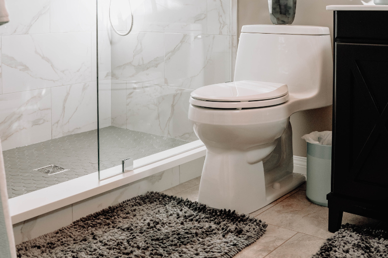 Devriez-vous vous débarrasser de votre tapis de bain près des toilettes?