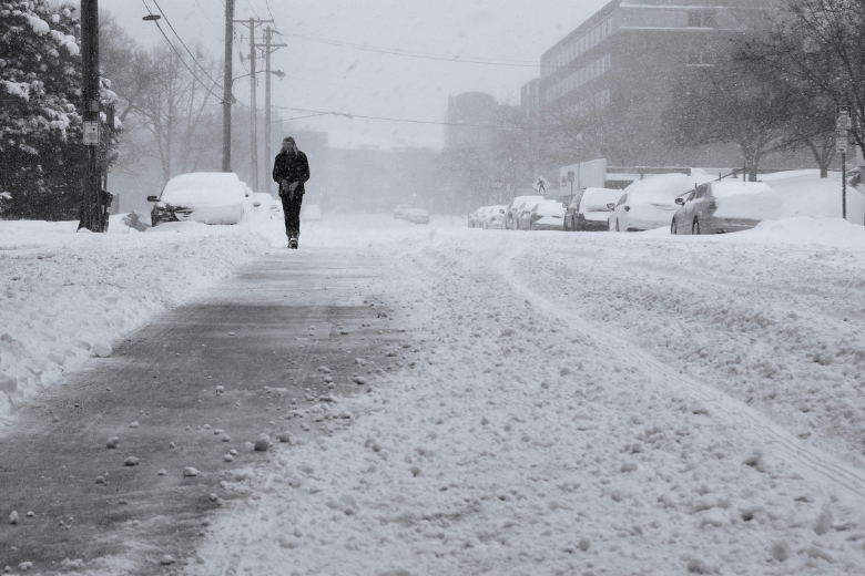Comment faire face aux routes glissantes en sortant en hiver