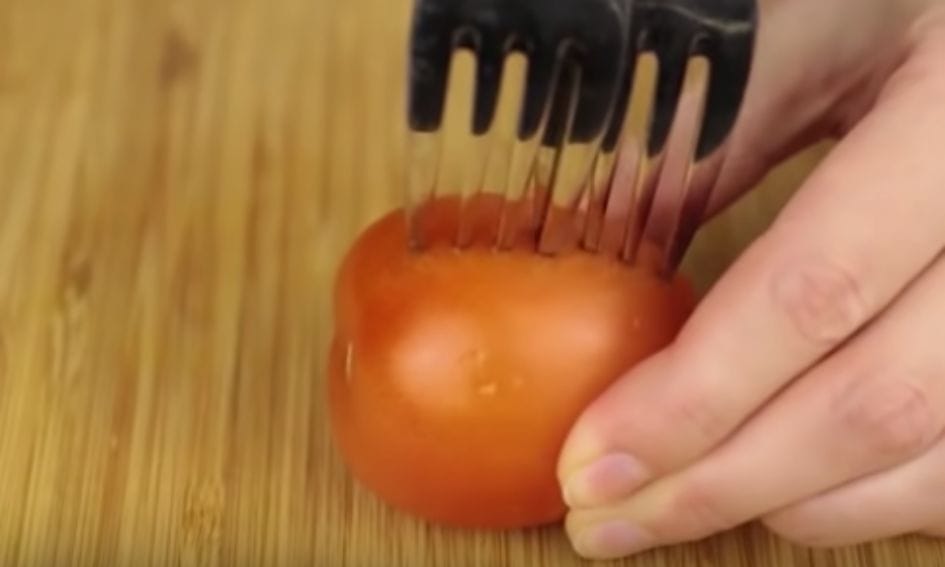 Astuce : voici pourquoi vous devez planter deux fourchette dans une tomate