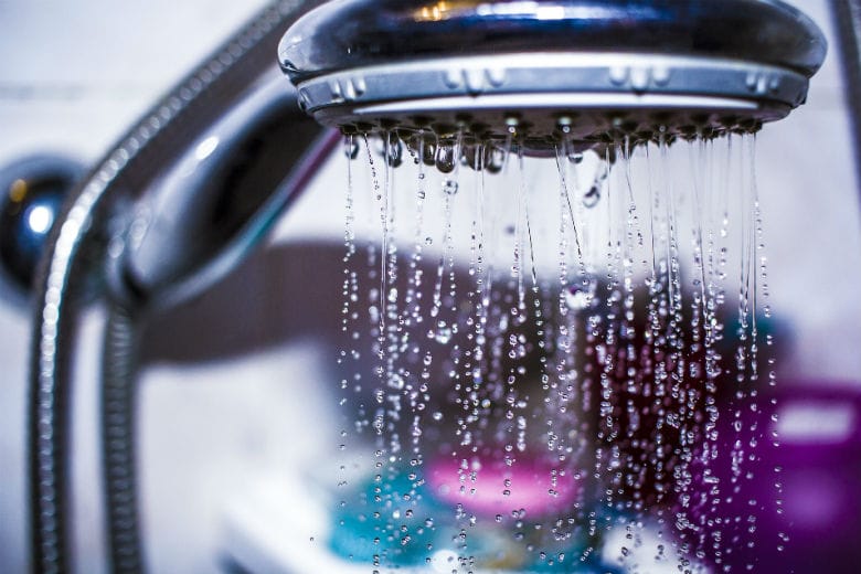 Oh non ! Ce sont 6 erreurs que beaucoup de gens font sous la douche. Est-ce que vous faites ça bien ?