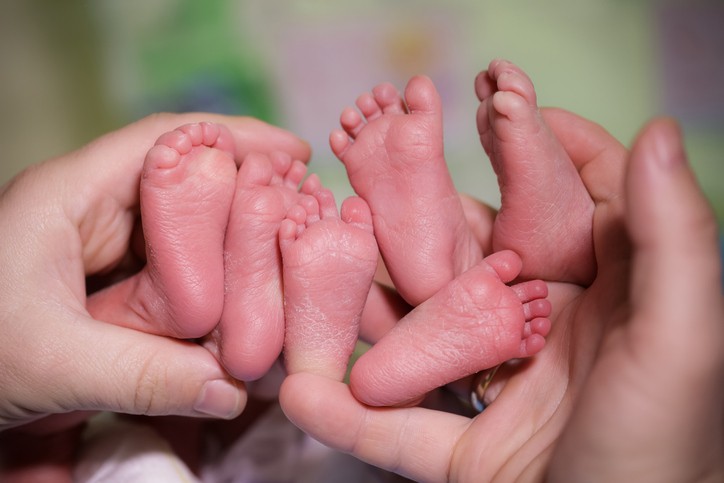 Une femme pense avoir des calculs rénaux, mais il s'avère qu'elle est enceinte de triples