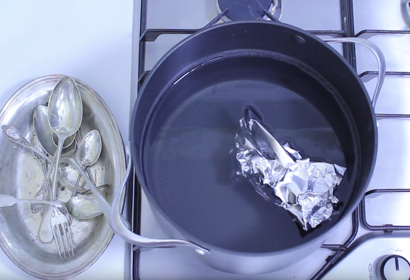 Waouh : voilà pourquoi les gens intelligents mettent une boule d’aluminium dans une casserole d’eau bouillante !