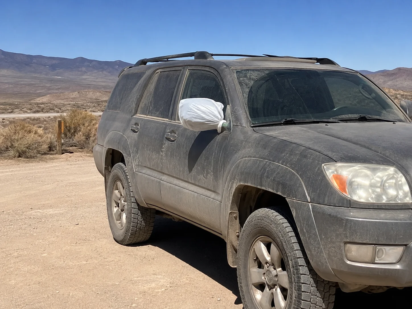 Mettez toujours un sac sur le rétroviseur de votre voiture lorsque vous voyagez seul – Voici pourquoi...