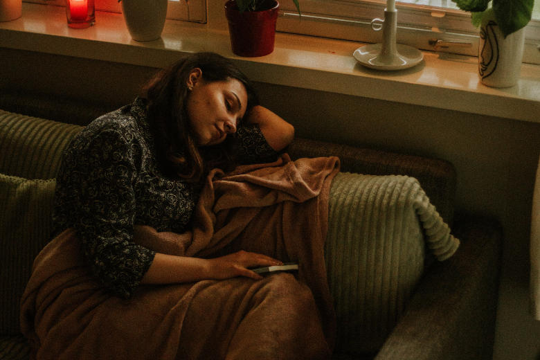 Faites-vous souvent la sieste sur le canapé ? Cela pourrait être le signe d'un problème de santé