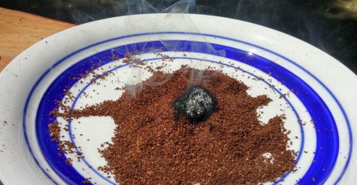 Il a fait brûler du café dans son jardin. Voici ce qu’il s’est passé ! Ceci peut être pratique pour ce soir ! 