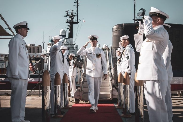 Un Marine est impatient de revoir sa femme, mais il est choqué lorsqu'il la voit