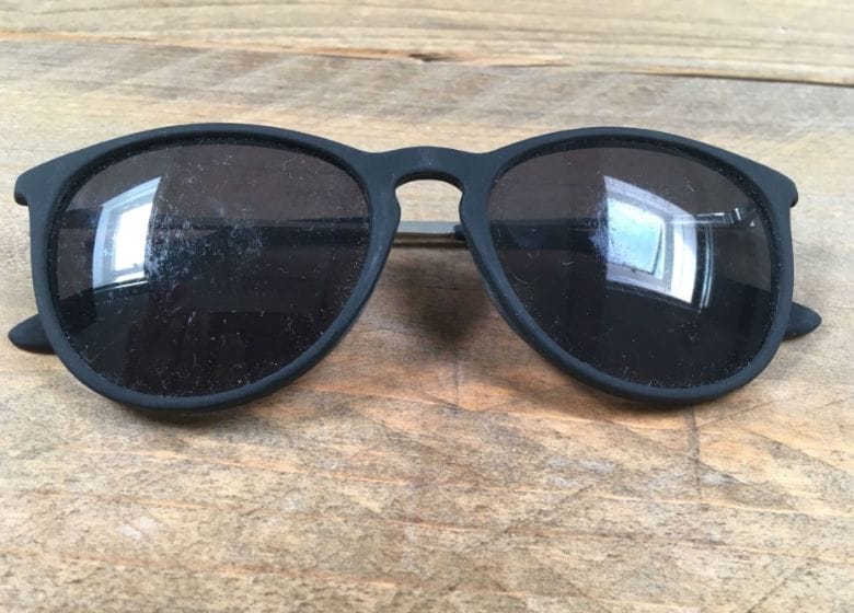Vous avez des rayures disgracieuses sur vos lunettes de soleil ? Grâce à cette astuce elle auront disparu en un rien de temps !