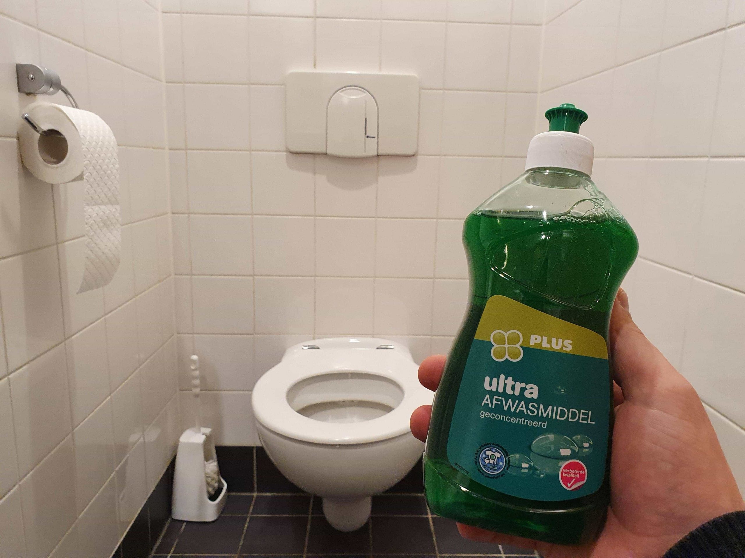 Voici la brillante raison pour laquelle vous devez mettre du détergent dans vos toilettes!
