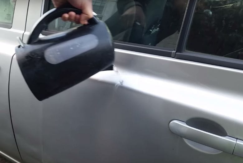 Voici pourquoi vous devriez essayer de verser de l’eau bouillante sur votre voiture