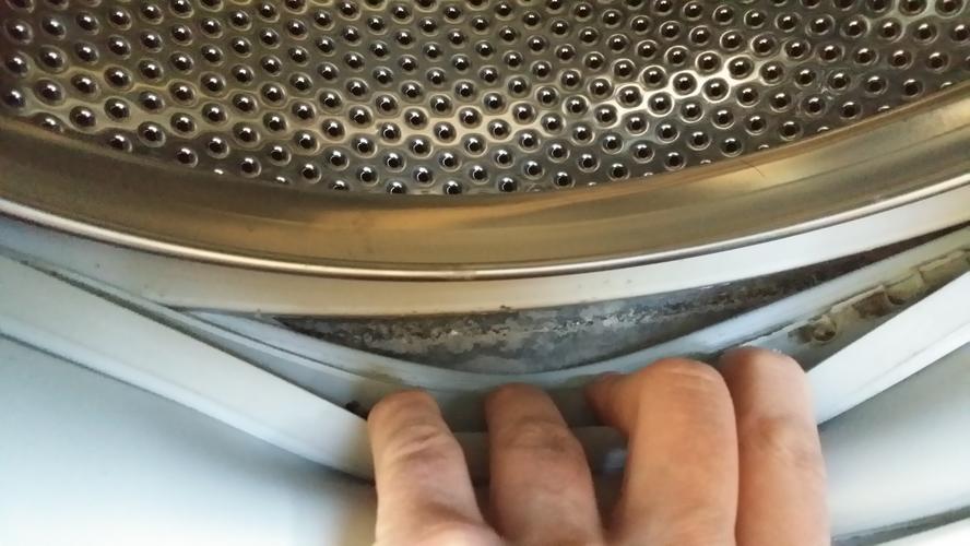Est-ce que vos vêtements sentent lorsque vous venez de les laver ? VOICI pourquoi et comment y remédier !