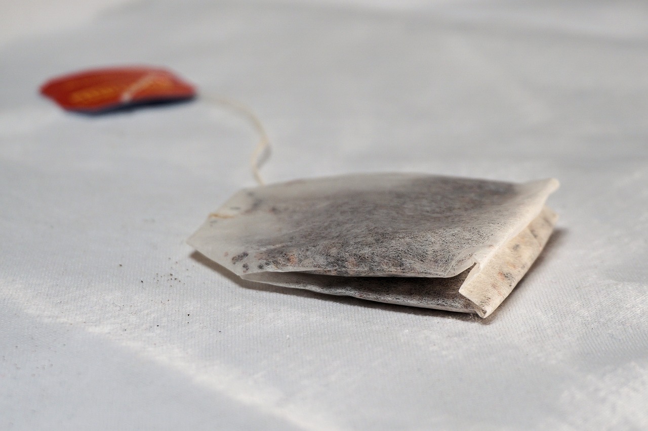 Elle met un sachet de thé dans la vaisselle sale, dès que vous savez pourquoi vous allez le faire tout de suite!